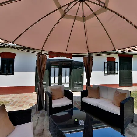 דירה Lelle Vineyard Cottages בלטונללה