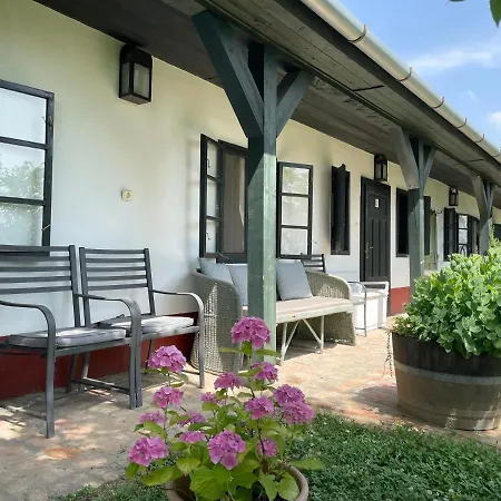 Lelle Vineyard Cottages דירה בלטונללה