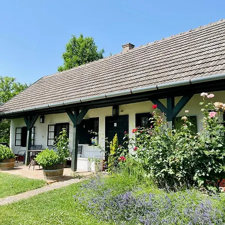 Lelle Vineyard Cottages * בלטונללה