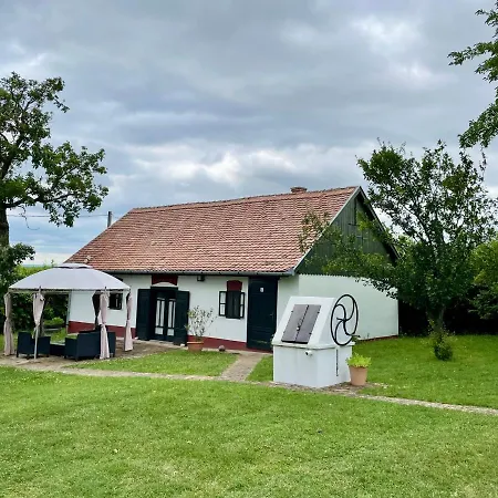 Lelle Vineyard Cottages Apartment *